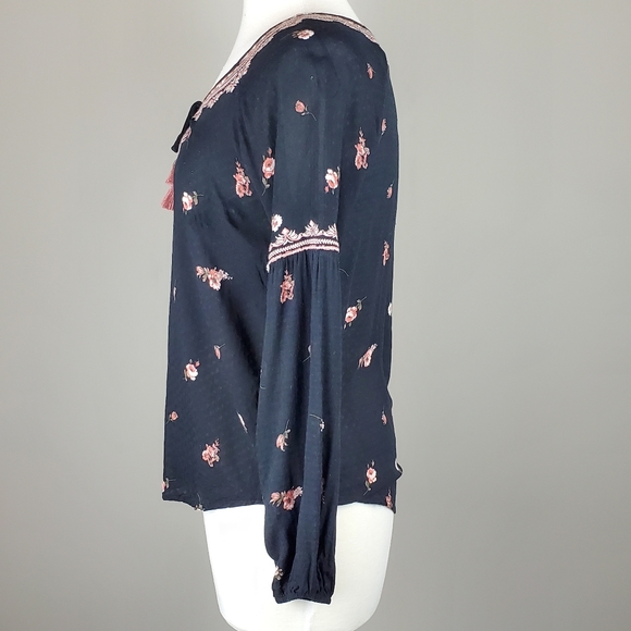 Lovestitch Floral Embroidered Tassel Top - Picture 4 of 10
